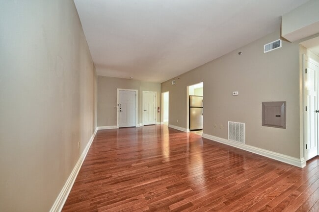 Foto del edificio - 28 W Main St