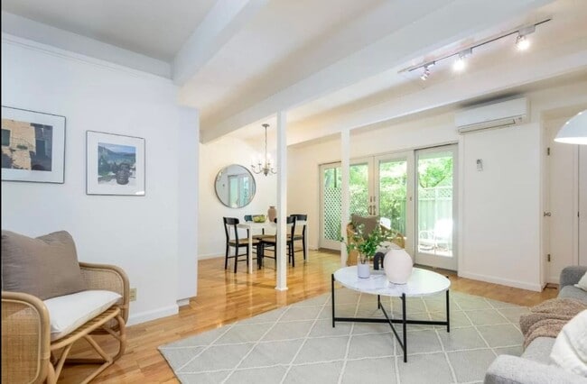 Foto del edificio - Beautiful 2 bed 1 bath end unit condo/town...