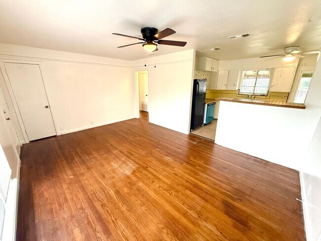 Building Photo - AVAILABLE! 3 Bedroom 2 Bath Home In Amazin...