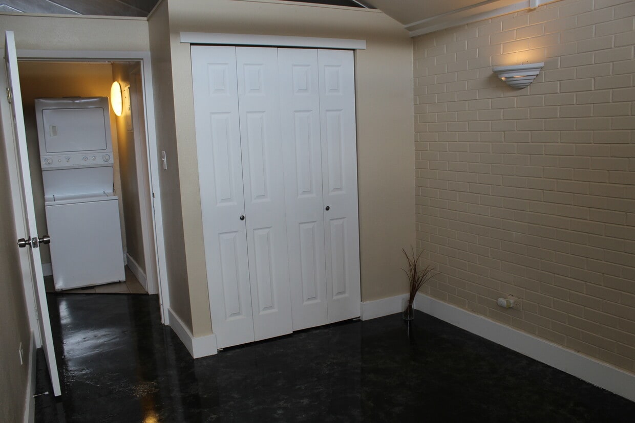 Washer/dryer in unit. - 1400 Julian St