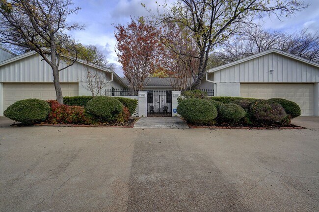 Foto del edificio - Gorgeous Two Bedroom, Two Bathroom Duplex ...