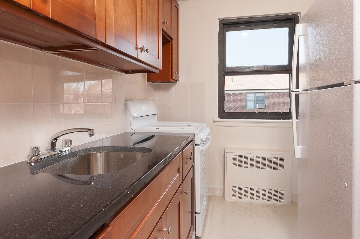 Primary Photo - 196-55 69th Ave