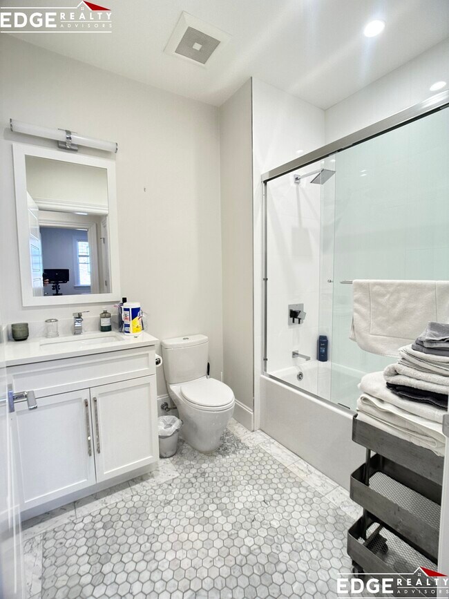 Building Photo - 146 W 8th St