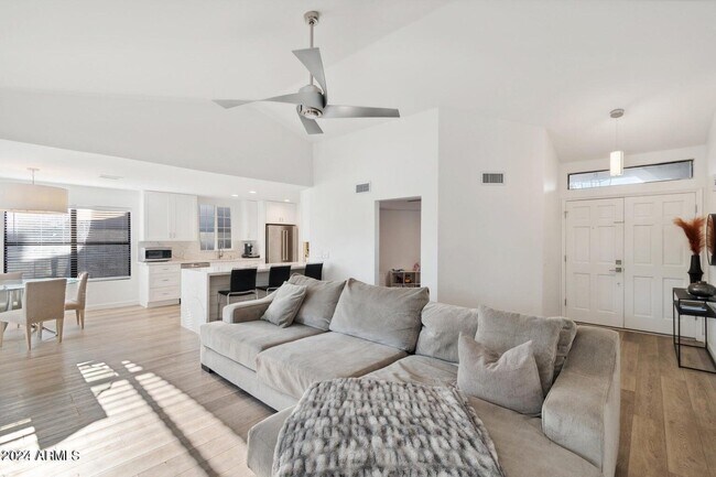 Foto del edificio - 1453 E Kent Ave