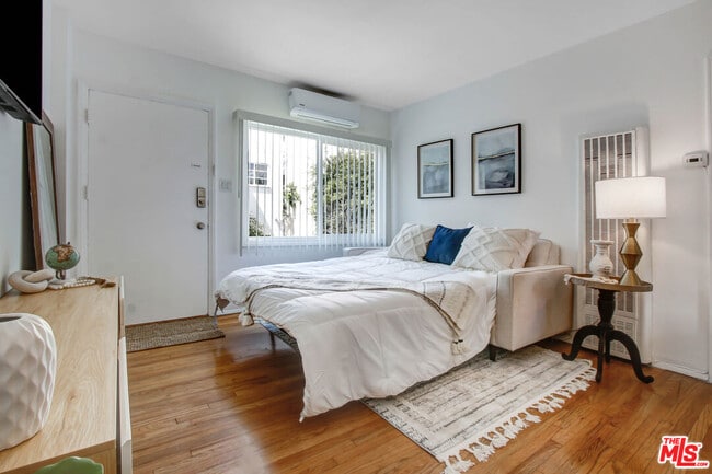Foto del edificio - 238 N Almont Dr