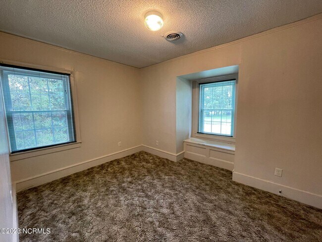 Foto del edificio - 143 Chaney Ave