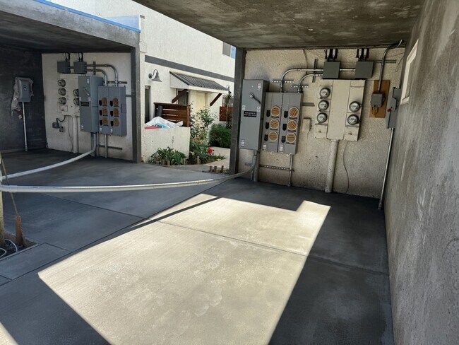 Building Photo - 24332 1/2-24334 1/2 Chestnut St