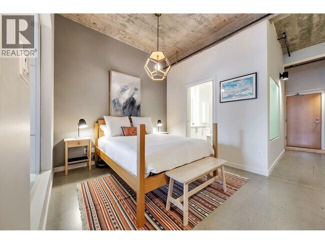 Building Photo - 546 Beatty St