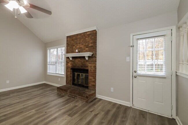 Foto del edificio - 5733 Crievewood Dr