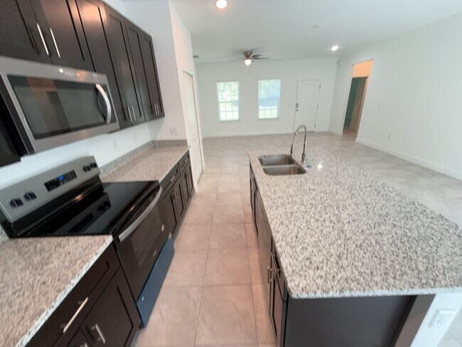 Building Photo - 8809 N Sandree Dr
