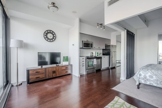 Building Photo - 76 Grenville St