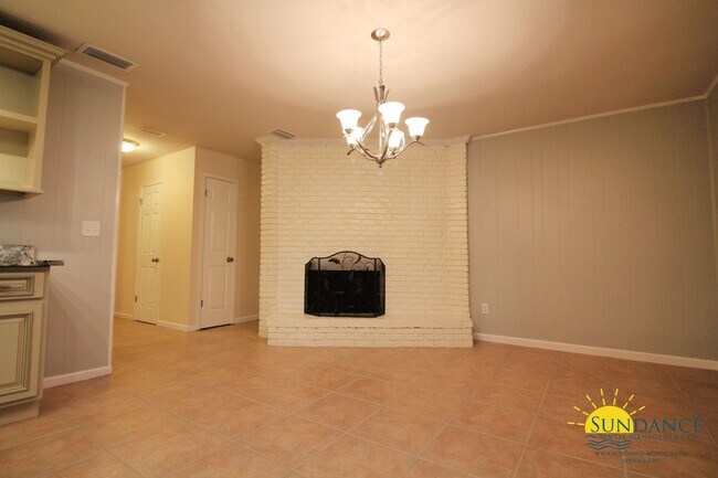 Building Photo - Stunning 3 Bedroom Home in Niceville