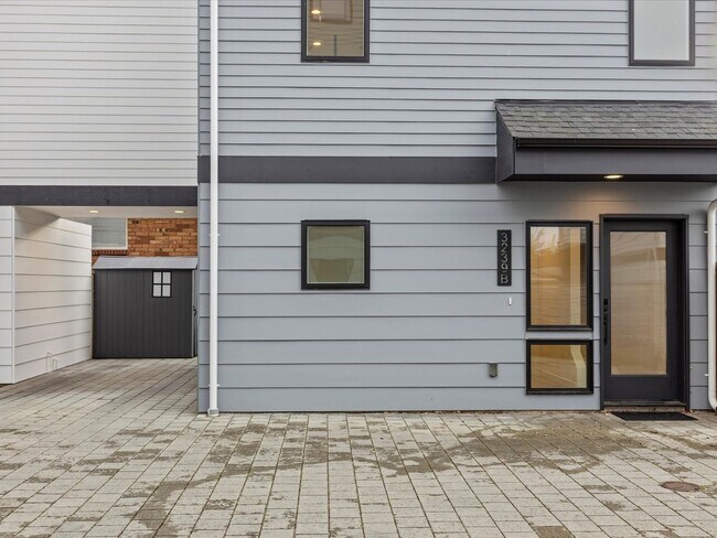 Building Photo - 2bd/1.75ba Seattle Home