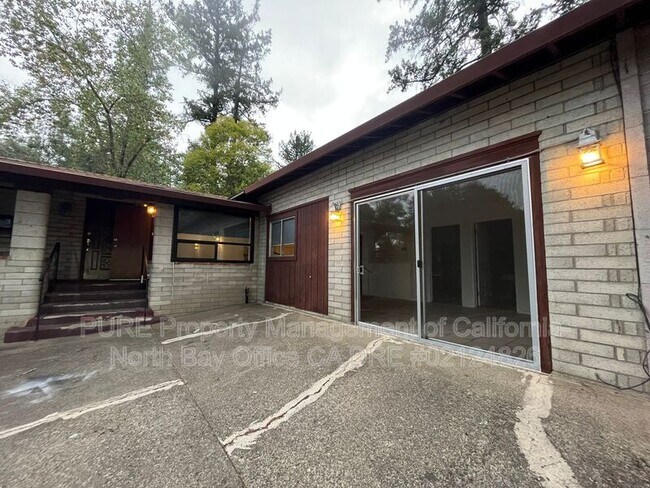 Building Photo - 1450 Knob Hill Rd
