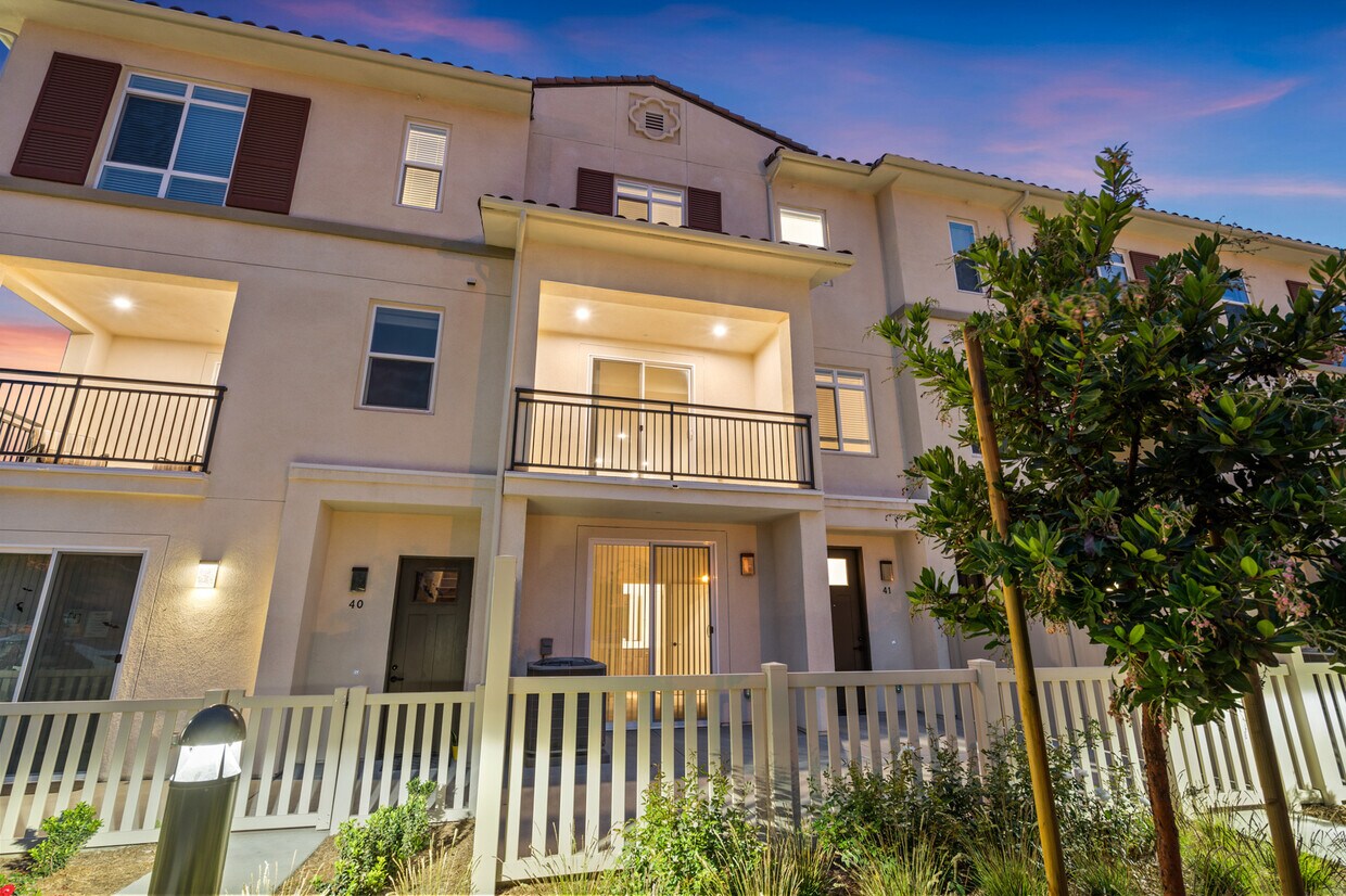 Enclave Heritage Townhomes Apartments at 1800 Santa Carolina Ave Chula Vista, CA