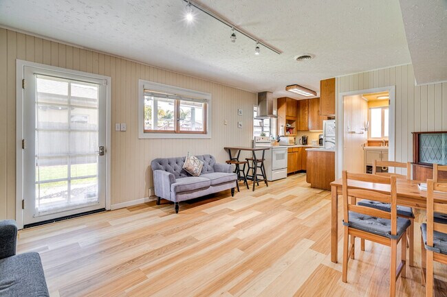 Building Photo - 705 Alsace Lorraine Ave