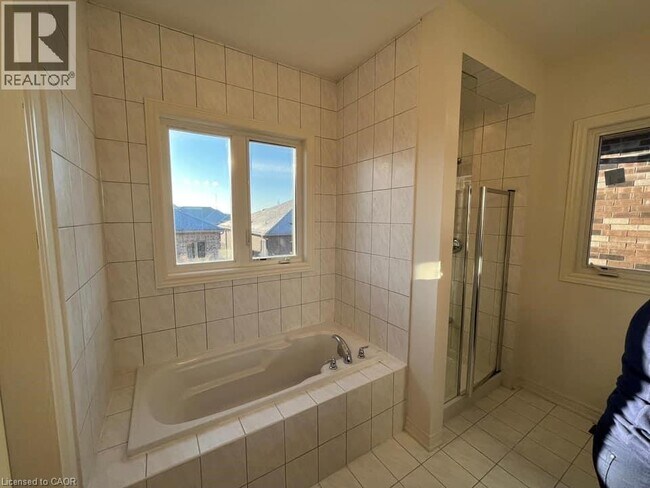 Photo du bâtiment - 300 Skinner Rd