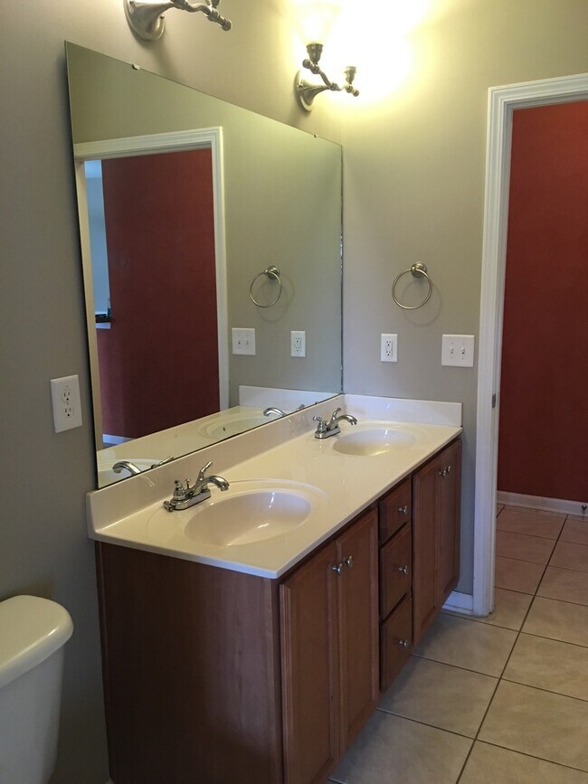 Building Photo - Beautiful 3 Bedroom Condo!