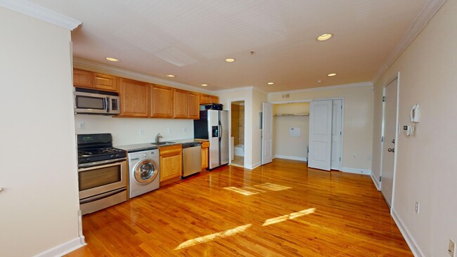 Building Photo - Studio with Full Kitchen, Granite, Dishwas...