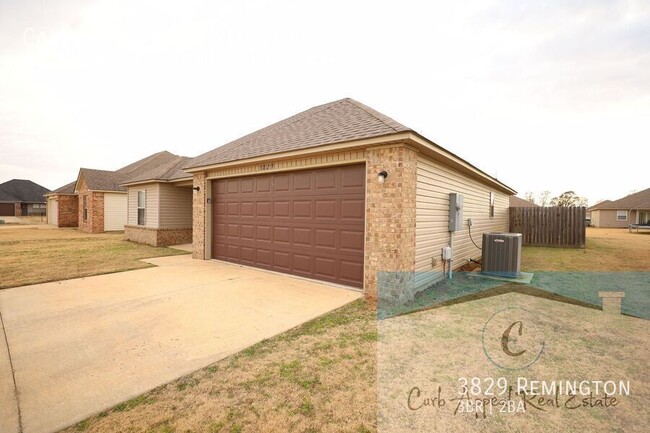 Building Photo - Move in special $800!! Beautiful 3 bed / 2...