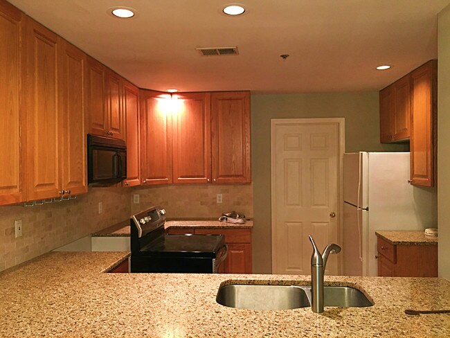 Building Photo - 2946 Kalmia Ave