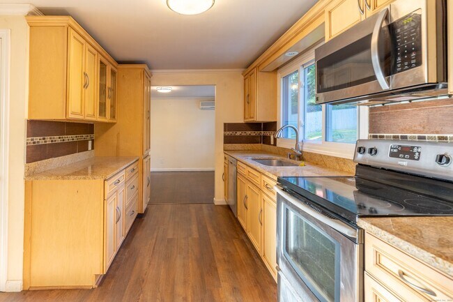 Building Photo - Spacious 4 bedroom single family home at t...