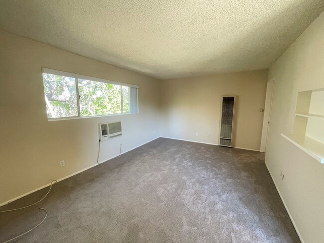 Building Photo - 100 S Altadena Dr