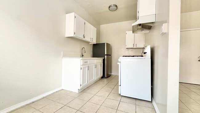 Building Photo - 5606 S Figueroa St