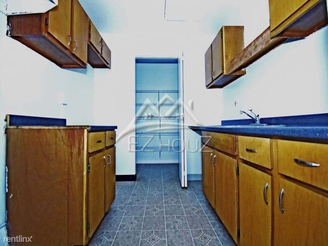 Building Photo - 1 br, 1 bath Apartment - 1801 N. Rosedale,25