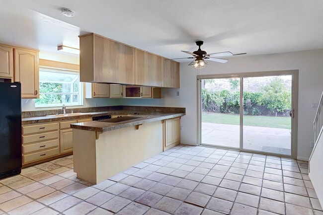 Building Photo - San Carlos West 2story with Canyon Views 5...