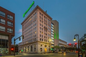 Building Photo - 875 Elm St