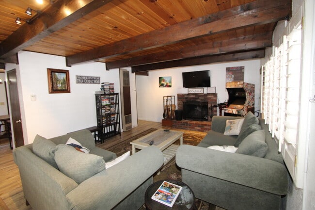 Foto del edificio - 39957 Forest Rd