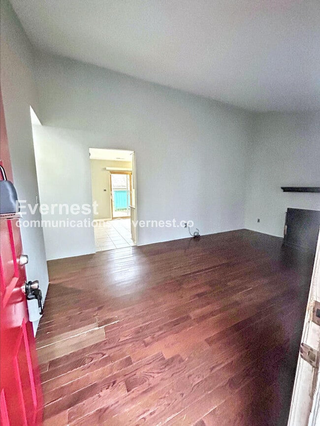 Building Photo - Cozy Home with Driveway Parking and Hookups