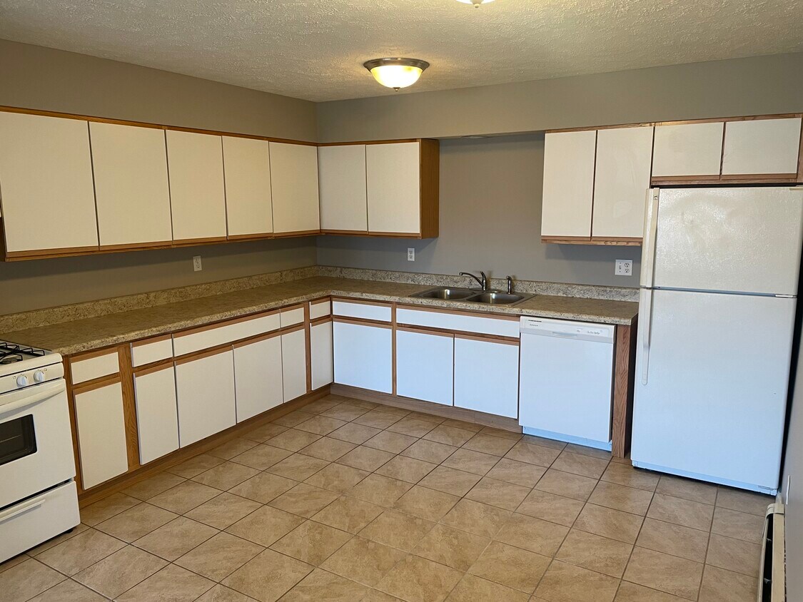 710 Arcadia Dr Unit 2, Bloomington, IL 61704 Apartments in