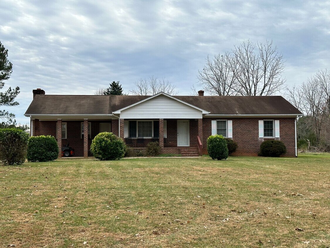 Foto principal - 4-Bedroom Brick Home with Full Unfinished ...