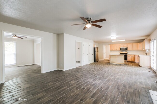 Foto del edificio - 3123 Bluegrass Dr