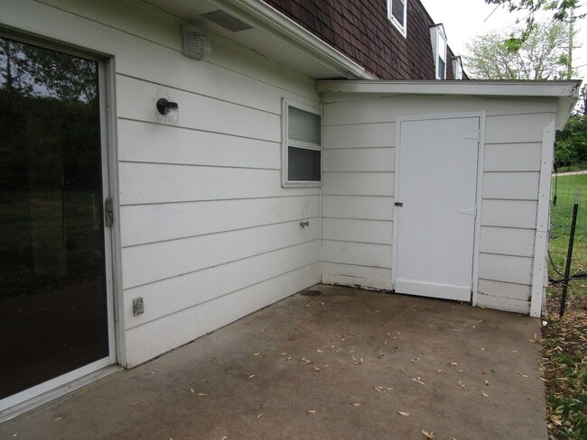 Building Photo - Remarkable Two Bedroom Town-Home with Fenced Yard - Available August 14th!!!