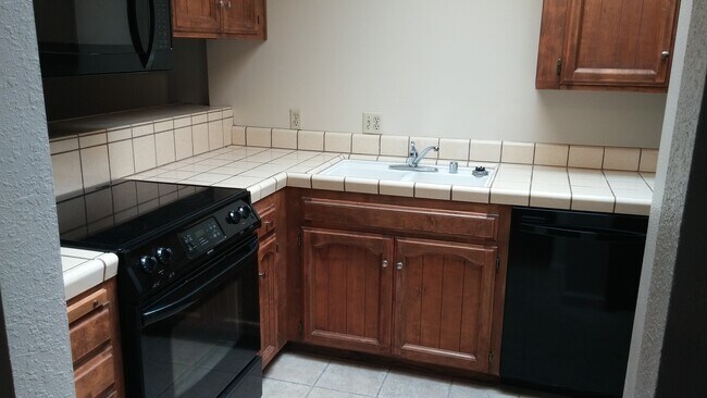Foto del edificio - Northwest single level condo offering many...