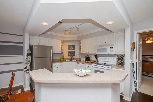 Building Photo - Summer House – 2BR/2BA Top-Floor Condo wit...