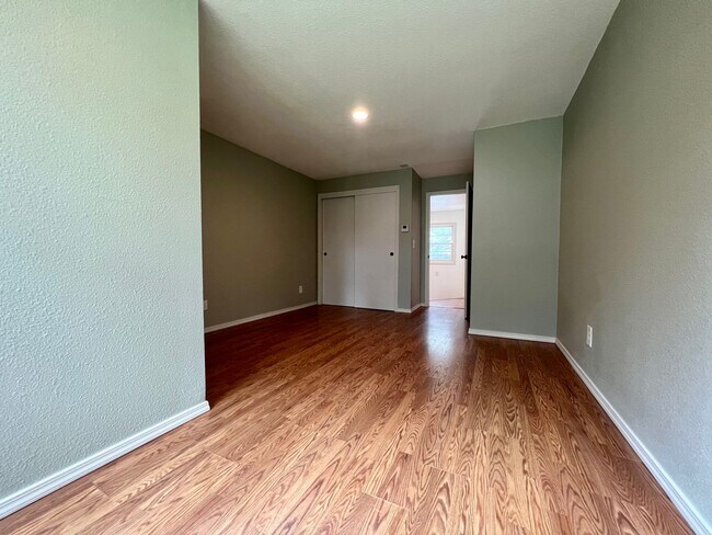 Foto del edificio - LOVELY MILWAUKIE DUPLEX W/ YARD!