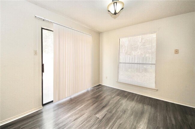 Foto del edificio - 6603 Hart Ln