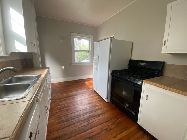 Building Photo - 3 Bedroom Home on Capitol Highway!