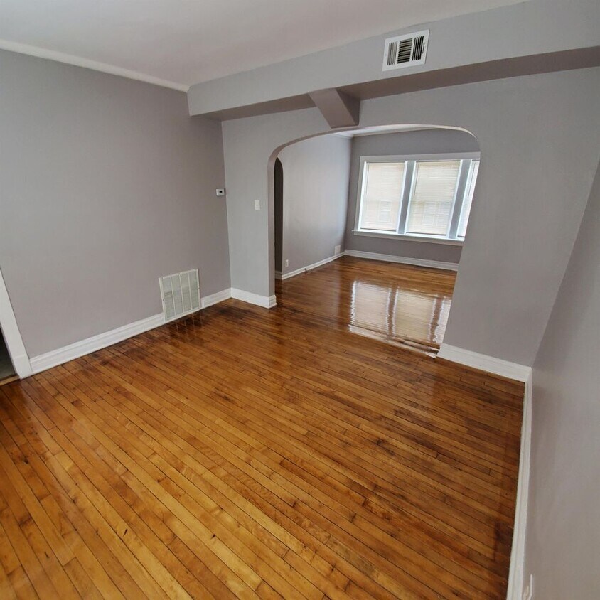 Primary Photo - 439 East 111th Place - 3W