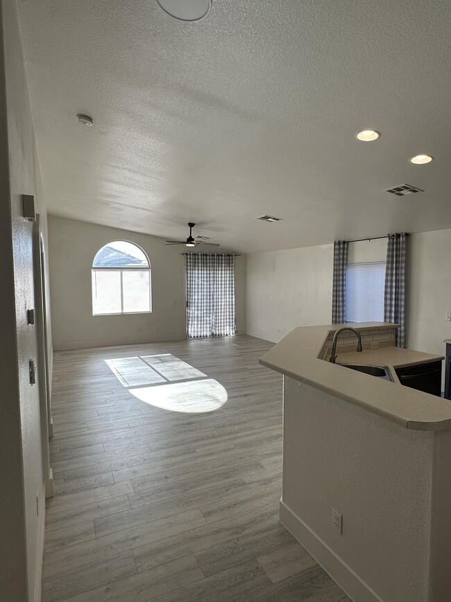 Building Photo - 4853 Sapphire Light St