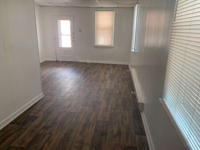 Building Photo - 1st Floor Apartment in East Prospect Borou...