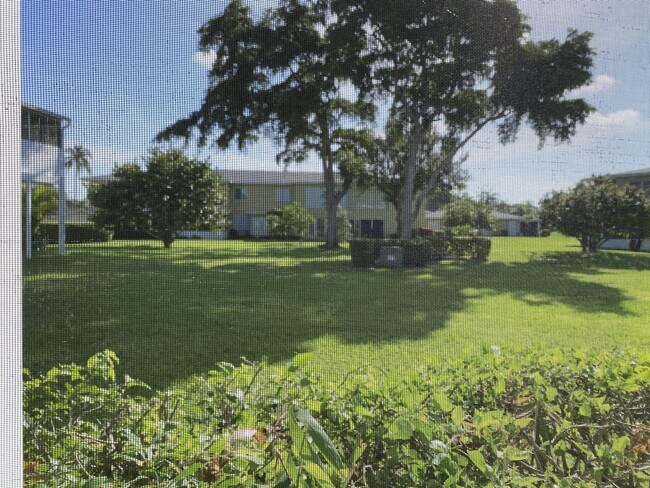 Foto del edificio - 1100 Boxwood Dr