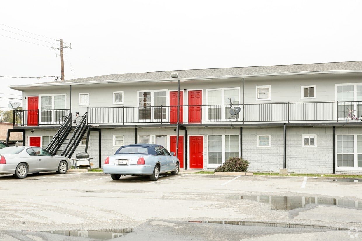 Primary Photo - Golfcrest Apartments