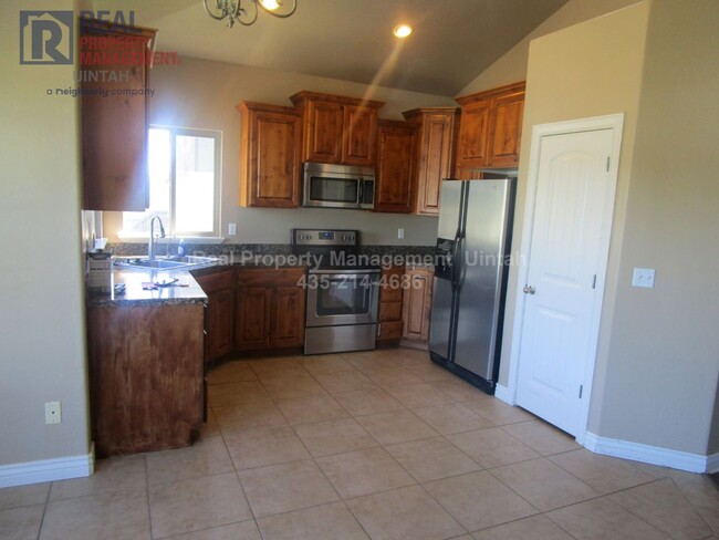 Foto del edificio - Beautiful 6 bedroom, 3 Bath, 3 Car Garage ...