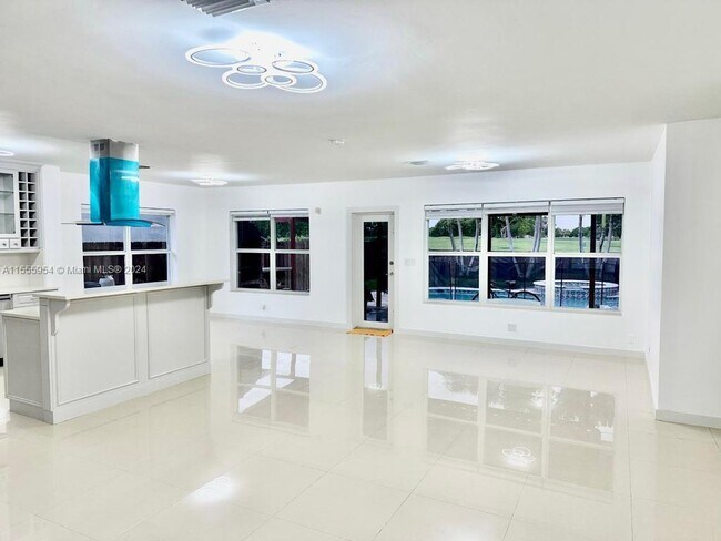 Foto del edificio - 455 S Shore Dr