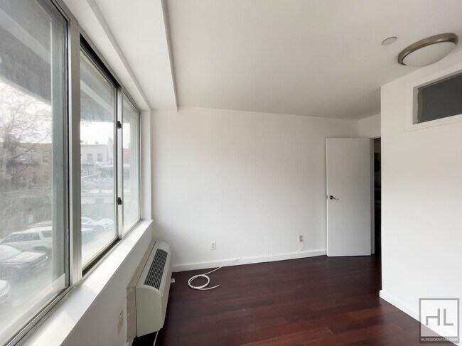 Building Photo - STANHOPE STREET / Spacious 2-Bed 1-Bath / ...
